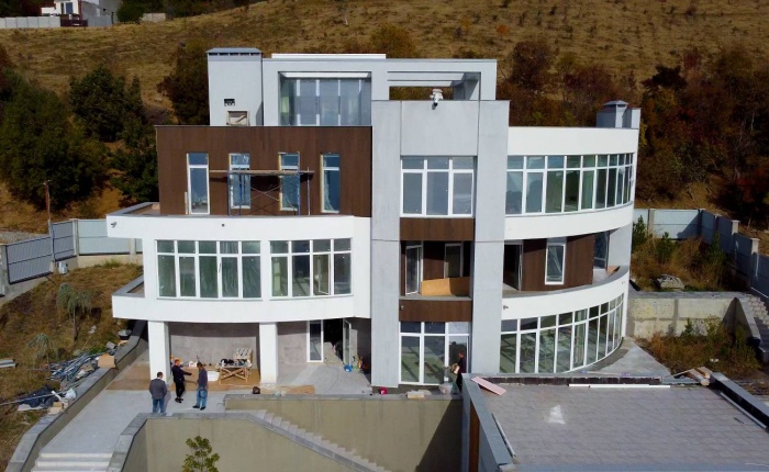 House in Nikita on 580 m2